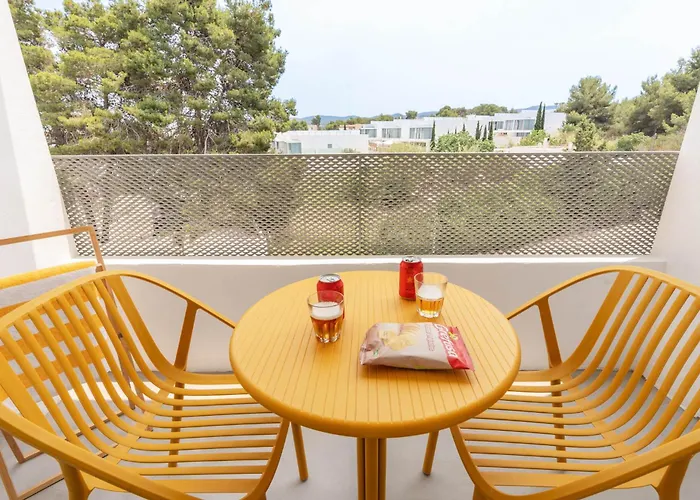Ryans Lolas Ibiza - Adults Only